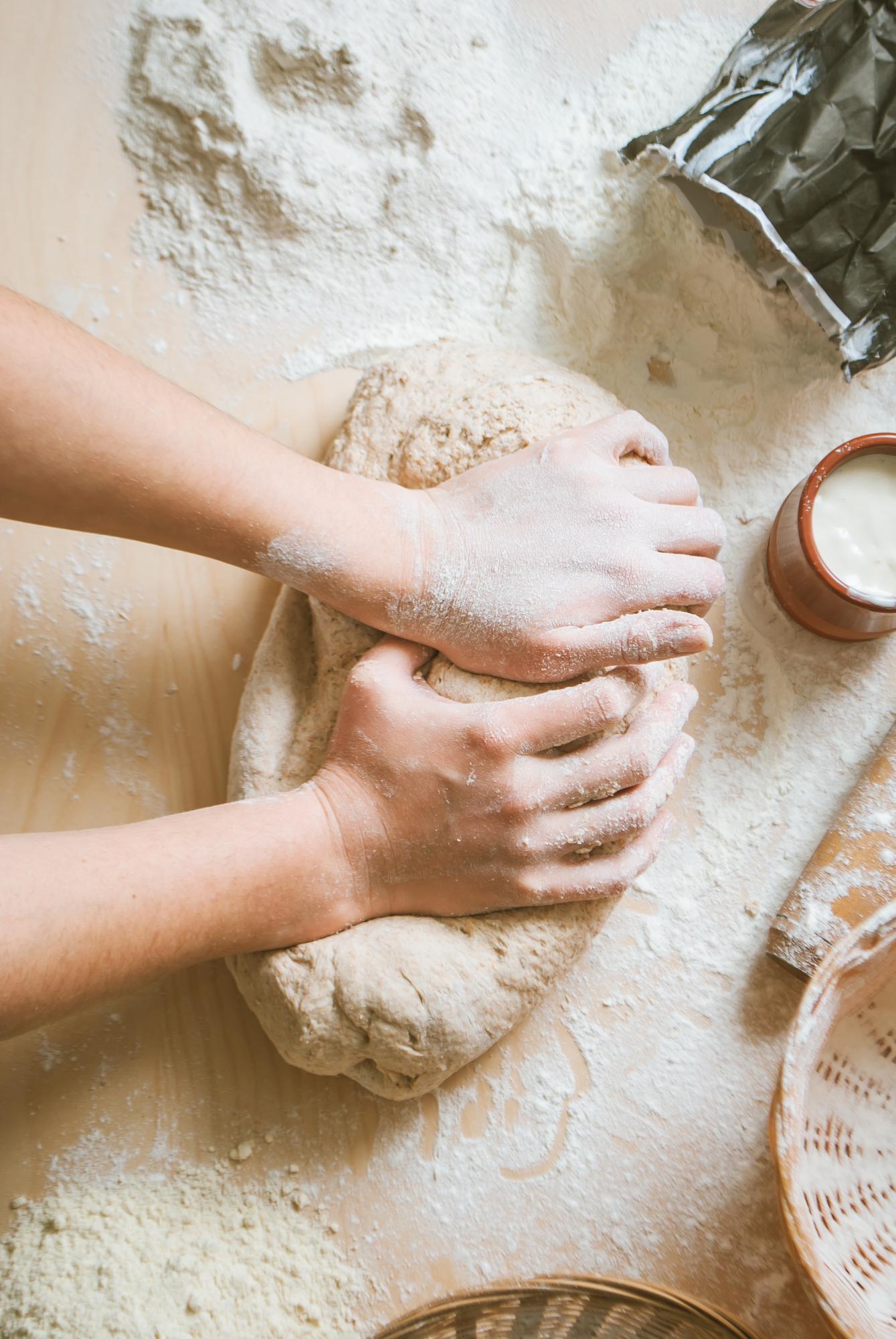 Mani che impastano pane